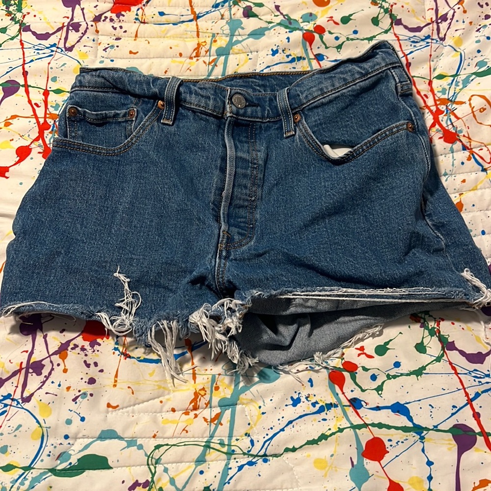 levi jean shorts. size W29.